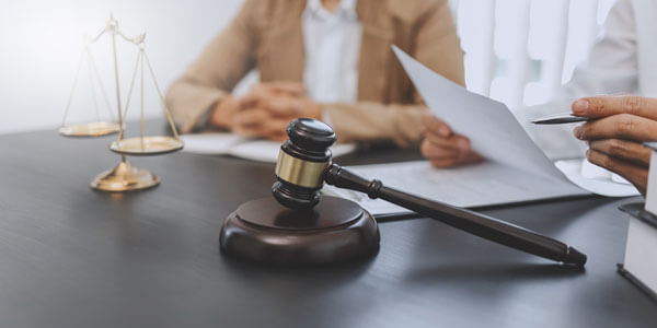 Lawyer And Client Negotiation In Legal Judgement Consulting..